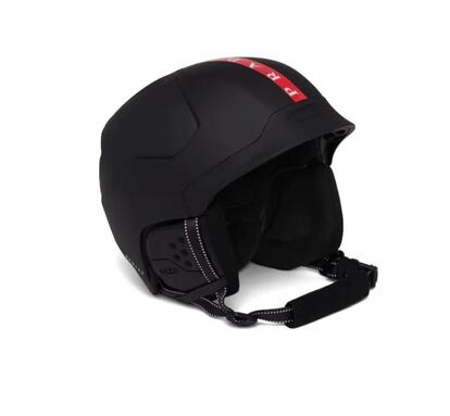 Un casco de esquí con ventilación ajustable por el usuario, diseñado especialmente por Prada para la marca deportiva Oakley. Cuenta con forro extraíble con tecnología antibacteriana y cierre ergonómico. Precio: 550 euros.