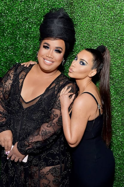 Patrick Starrr junto a Kim Kardashian.