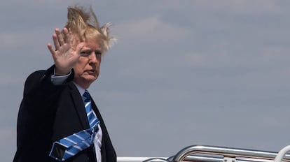 El presidente Donald Trump subiendo al Air Force One