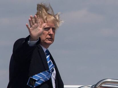 El presidente Donald Trump subiendo al Air Force One