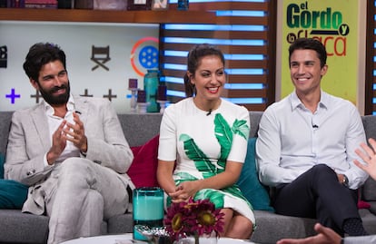 Rubén Cortada, Hiba Abouk y Álex González, protagonistas de la serie 'El príncipe', en el set del programa de Univisión 'El Gordo y la Flaca', el 19 de julio de 2016 en Miami, Florida.  