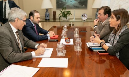 El ministro de Fomento, José Luis Ábalos, y los presidentes de Renfe y Adif, Isaías Táboas e sabel Pardo, en la reunión mantenida el jueves con el presidente de Extremadura, Guillermo Fernández Vara.