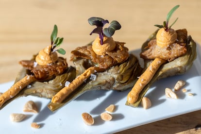 Bocaditos de alcachofa al romesco. 