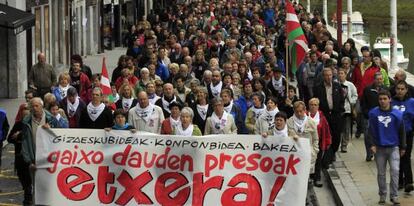 Cabecera de la manifestación convocada este sábado por los familiares de los presos de ETA en Ondarroa.
