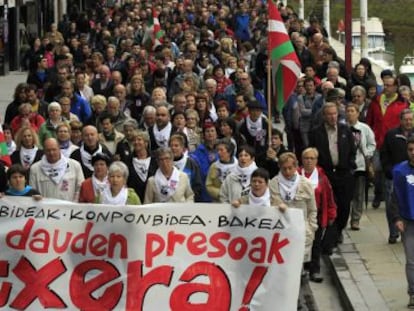 Cabecera de la manifestación convocada este sábado por los familiares de los presos de ETA en Ondarroa.