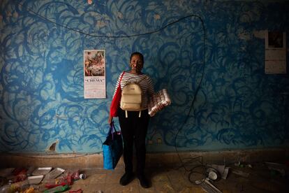 Doña Ángeles visita su departamento, cuya cerradura fue forzada y el interior desordenado y destruído.