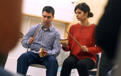 El compañerismo y la empatía están muy presentes en el aula de ensayo.