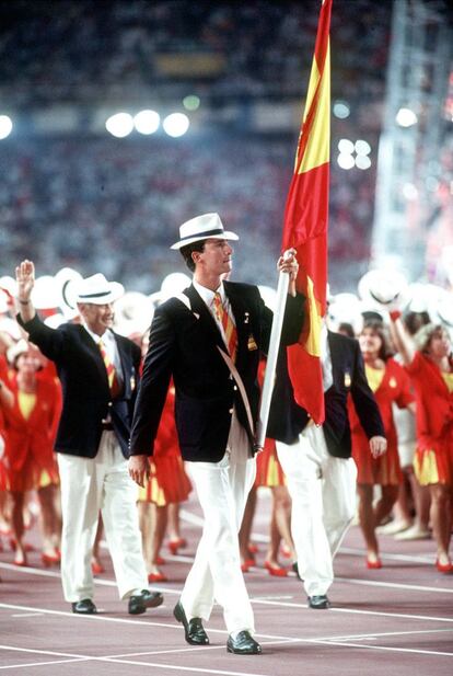 El Príncipe Felipe de Borbón encabeza la delegación de España como abanderado durante el desfile de la ceremonia de inauguración de los Juegos Olímpicos de Barcelona 92. 25 de julio de 1992.