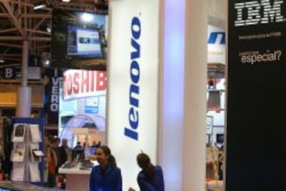 Un stand de Lenovo junto a otro de IBM en una antigua edici&oacute;n de Simo en Madrid.