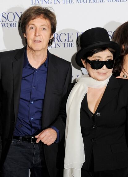 Paul McCartney y Yoko Ono a su llegada a la proyección del documental 'George Harrison: Living in the Material World' el pasado domingo 2 de octubre.