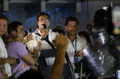 El candidato a la presidencia de Colombia Gustavo Petro en un acto de campa&ntilde;a improvisado tras ser atacado en un choque de manifestantes.