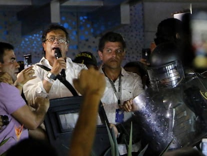 El candidato a la presidencia de Colombia Gustavo Petro en un acto de campa&ntilde;a improvisado tras ser atacado en un choque de manifestantes.