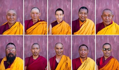 Monjes budistas indios posan en el monasterio Tnagyud Gompa, en Komik.