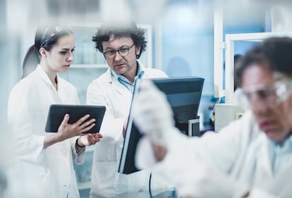 La IA multiplica la eficacia de los medicamentos antes incluso de que lleguen a los pacientes. En la imagen, científicos trabajando en un laboratorio.