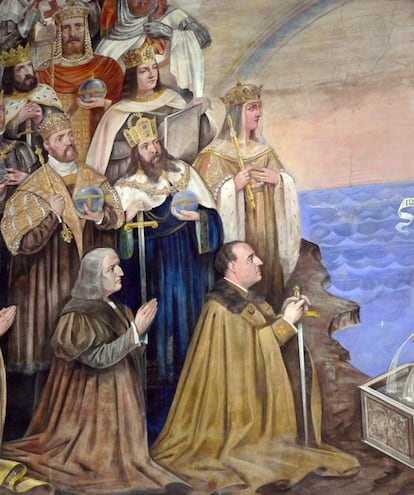 Francisco Franco en el altar de la iglesia del Carmen de Valencia.