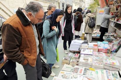 Iranianos leem as primeiras páginas dos jornais neste domingo em Teerã.