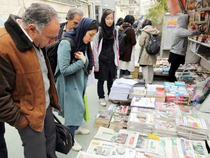Iranianos leem as primeiras páginas dos jornais neste domingo em Teerã.