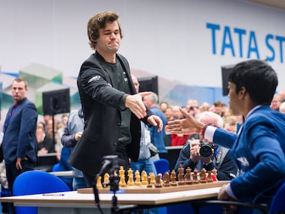 Carlsen saluda a Praggnanandhaa al llegar  a la mesa para disputar la duodécima ronda, este sábado