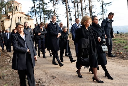 La reina Letizia junto la reina emérita Sofía, el rey Felipe VI junto a su tía Irene y, detrás, la infanta Cristina junto a sus hijos despiden a Constantino II de Grecia el 16 de enero en el cementerio de Tatoi (Atenas). 