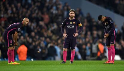 Mascherno, junto a Messi y Neymar, en el Etihad. 