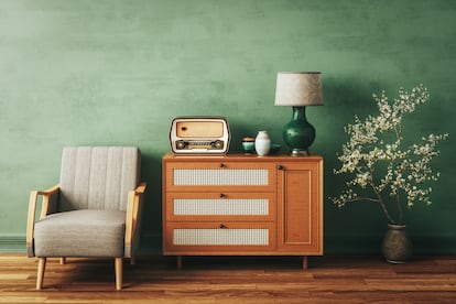 Retro living room with stylish furniture and vintage accessories.