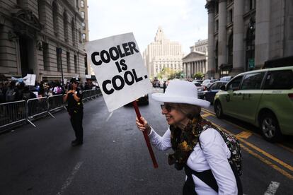Una mujer participa en la huelga estudiantil contra el cambio climático en Nueva York, EE.UU.