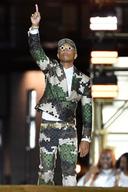 Pharrell Williams saluda al final de la presentación de su primera colección para Louis Vuitton.