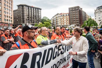 Trabajadores de la fábrica de Bridgestone de Basauri (Bizkaia) saludan al secretario general del PSE-EE, Eneko Andueza , durante las protestas del Primero de Mayo, este jueves en Bilbao.
