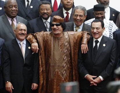 Gadafi (centro) con el egipcio Mubarak y el yemen&iacute; Saleh.