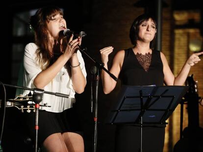 Rozalén y Beatriz Romero, durante una actuación. 