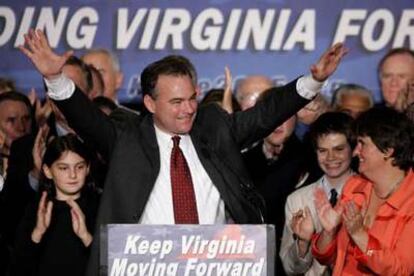 El demócrata Tim Kaine celebra la victoria en el estado de Virginia.