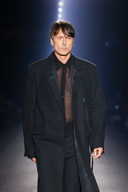 El cantante Brett Anderson en el desfile debut de Stefano Gallici en la línea femenina de Ann Demeulemeester, el 30 de septiembre en la semana de la moda de París.