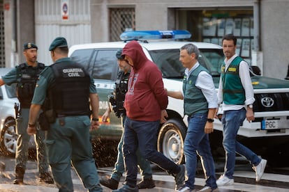 Efectivos de la Guardia Civil trasladan al presunto asesino de Elisa Abruñedo, asesinada hace 10 años en Cabañas, durante el registro a su vivienda en Narón (A Coruña).