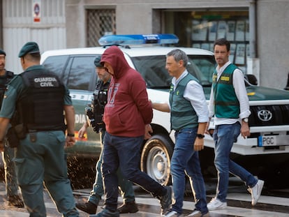 Efectivos de la Guardia Civil trasladan al presunto asesino de Elisa Abruñedo, asesinada hace 10 años en Cabañas, durante el registro a su vivienda en Narón (A Coruña).