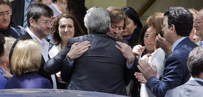 El juez de la audiencia nacional, Santiago Pedraz, abraza a su compañero Baltasar Garzón a las puertas de la Audiencia Nacional, tras ser suspendido por el CGPJ.