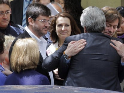 El juez de la audiencia nacional, Santiago Pedraz, abraza a su compañero Baltasar Garzón a las puertas de la Audiencia Nacional, tras ser suspendido por el CGPJ.