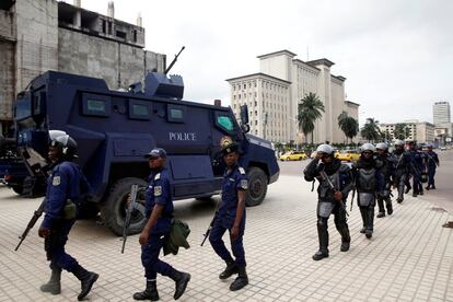 Patrulha policial congolesa perto da sede da Comissão Nacional Eleitoral Independente (CENI) do Congo em Kinshasa, República Democrática do Congo, 10 de janeiro de 2019. Os dados oficiais registram a participação em 47,56%, de acordo com os resultados abertos a recursos, que deveriam ter sido publicados em 6 de janeiro, mas sua difusão havia sido adiada sem previsão de data.