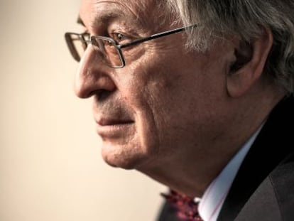 Angel Viñas en su casa de Bruselas.