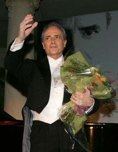 El tenor Josep Carreras saluda al público tras el recital que ha ofrecido esta noche bajo la cúpula del madrileño Hotel Palace.