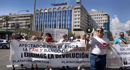 Concentraci&oacute;n de los afectados por las preferentes de la CAM, ayer, en Alicante