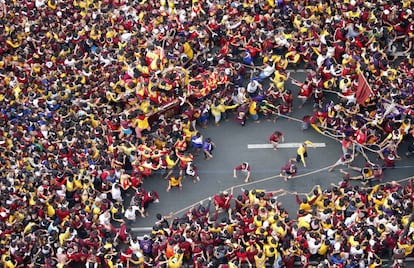 El año pasado más de 1,5 millones de personas acudieron a la procesión, en la que hubo más de un millar de desmayados y heridos debido a que numerosas personas tratan de aproximarse a la parihuela que porta el Cristo para tocarlo con la confianza de que esto les traerá buena fortuna.