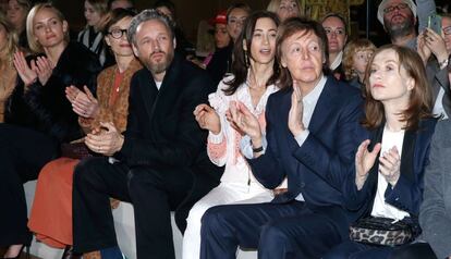 Amber Valletta, Kristin Scott Thomas, Alasdhair Willis, Nancy Shevell, Paul McCartney e Isabelle Hupper, en la primera fila del desfile de Stella McCartney.