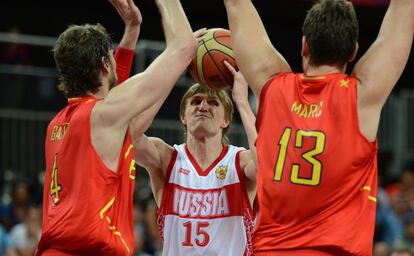 Los hermanos Pau y Marc Gasol tratan de bloquear a Andrey Kirilenko.