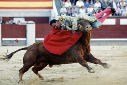 El torero mexicano Fermín Spínola es embestido por su primer toro.