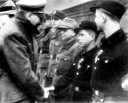 La última foto de Hitler antes de su suicidio, en un acto con miembros de las Juventudes Hitlerianas condecorados en el exterior del búnker de la Cancillería.