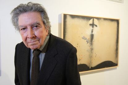 Un retrato del pintor en la galería Toni Tàpies de Barcelona, ante su obra 'Llibre y creu'.
