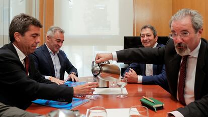 El candidato del PP a la presidencia de la Generalitat Valenciana, Carlos Mazón (izquierda), y el líder de Vox en esa comunidad, Carlos Flores (derecha), en las negociaciones para el Gobierno.