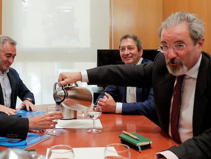 El candidato del PP a la presidencia de la Generalitat Valenciana, Carlos Mazón (izquierda), y el líder de Vox en esa comunidad, Carlos Flores (derecha), en las negociaciones para el Gobierno.