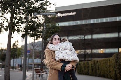 Carla López con su hija Emma de cuatro años frente al Hospital Quirón Salud de Barcelona. 