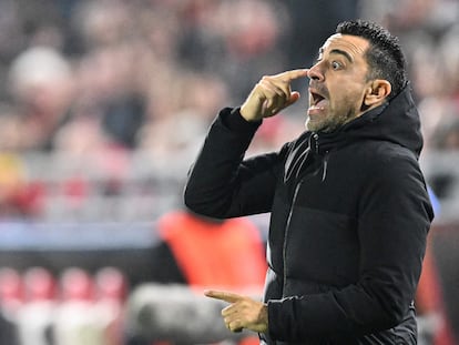 El entrenador del Barcelona, Xavi Hernández, da instrucciones durante el Amberes-Barcelona de la Champions League disputado el pasado miércoles.